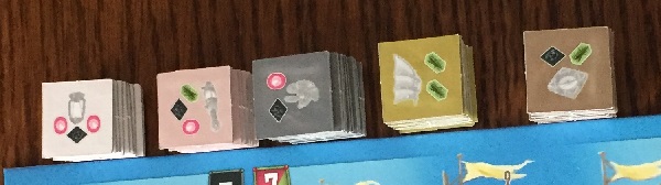 Les marchandises ; alors, un lampadaire, un cornet à coulisse, une hélice, une voile et un sous-bock ; euh, une boussole.