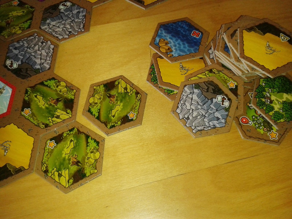 Les joueurs peuvent utiliser leurs pouvoir pour ajouter des tuiles au plateau en cours de partie. C'est l'un des aspects les plus intéressants du jeu, là où il faut choisir entre ses besoins immédiats, le score de fin de partie et l'envie de contrecarrer ses rivaux.