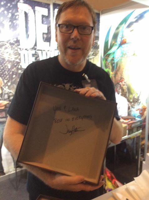 L'auteur du jeu, Mice and Mystics a été profondément touché par cette histoire. Après avoir envoyé un courriel au podcast Plaidhat Games, auquel l'auteur participait régulièrement, j'ai eu la chance de la rencontrer à Essen, en 2015. Une rencontre émouvante. 