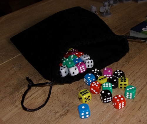 Les dés s’écoulant de la bourse, fixant la destinée des courageuses peluches