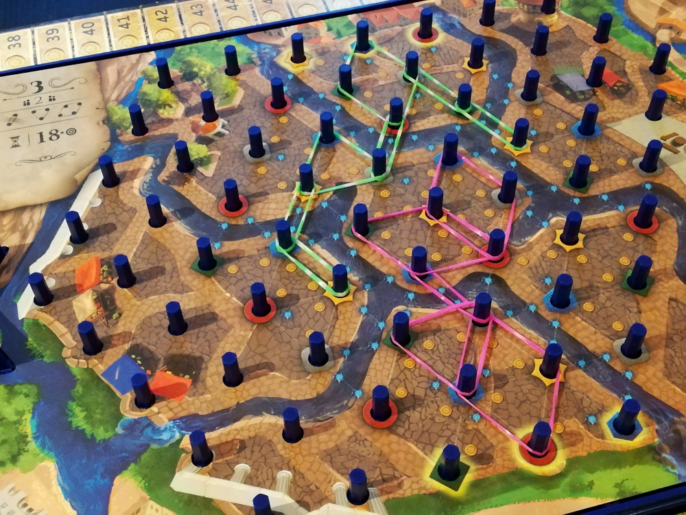 Deux stratégies s’opposent dans la Cité Archipel : le vert veut bloquer son adversaire, et le rose se concentre sur la collecte de points. Qui va l’emporter ?