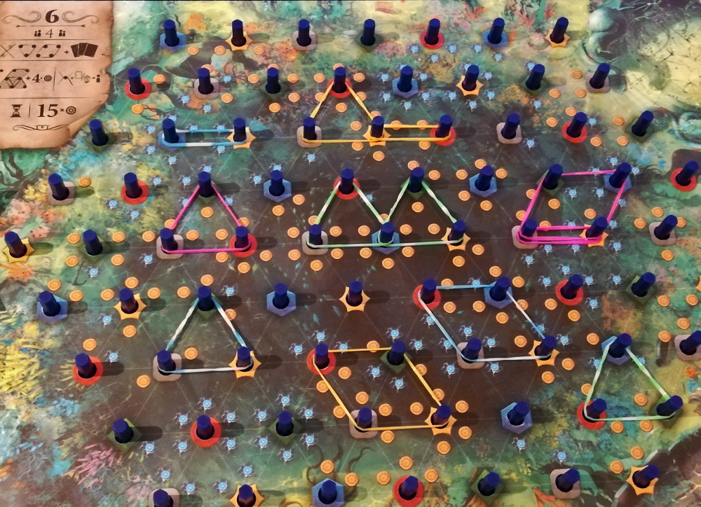 Dans Le Triangle Maudit, rien ne va plus. Non seulement l’offre de cartes a disparu, mais on place ses territoires où l’on peut, sans restriction. Plus les zones que l’on contrôle sont isolées, plus cela rapporte des points de victoire.