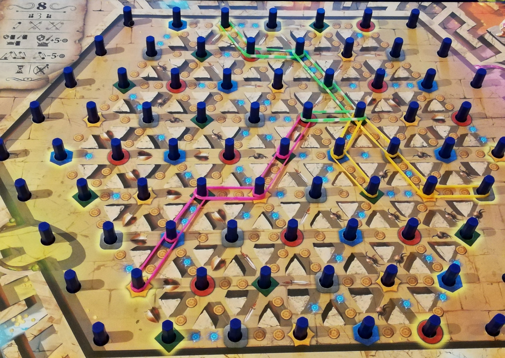 Situation tendue « comme un string » dans le Labyrinthe, où l’on ne peut qu’avancer en ligne droite sans recouper son chemin. Moi je dis que le joueur vert va se faire serrer. Cela me rappelle fortement les duels à moto dans Tron (pour les geeks de la préhistoire).