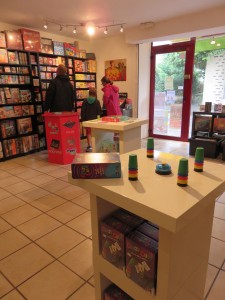 Cette famille va repartir avec une boîte d'Andor. Très bon choix.