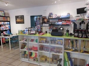 Des vitrines en verre et du matériel de jonglage. Heureusement que j'ai pas tenté.