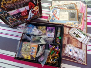 Boite d'argent débordant de matériel