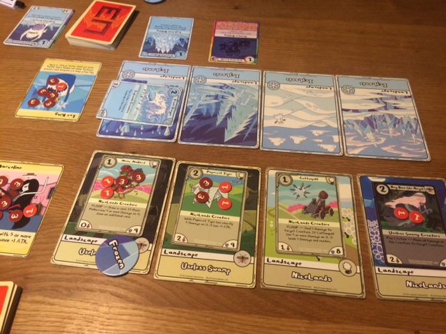 Mon adversaire a plusieurs lieux vides de créatures, l'occasion pour moi de faire directement des dommages à son héros.