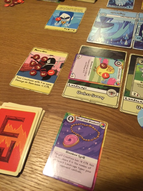 Le poussin blessé viendra à bout de mon adversaire... Le héros adverse m'a laissé clairement trop de liberté. Il aurait fallu me bloquer davantage et éliminer au plus vite les créatures qui me permettaient de piocher sans utiliser d'action.