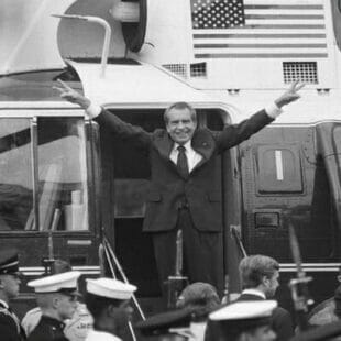 Small is beautiful #26 : Watergate, Valentine’s day, Gold river, Monster cafe, Renard des bois duo, Soviet kitchen, Rapid city, Kosmopoli:t, Zombie life, Toutim, Tön ton, Joraku, Révolution le jeu