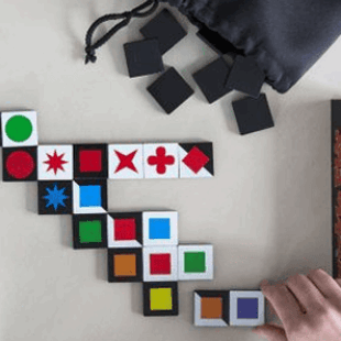 Qwirkle revient : Qwirkle Flex par Doc Knizia & Susan McKinley Ross